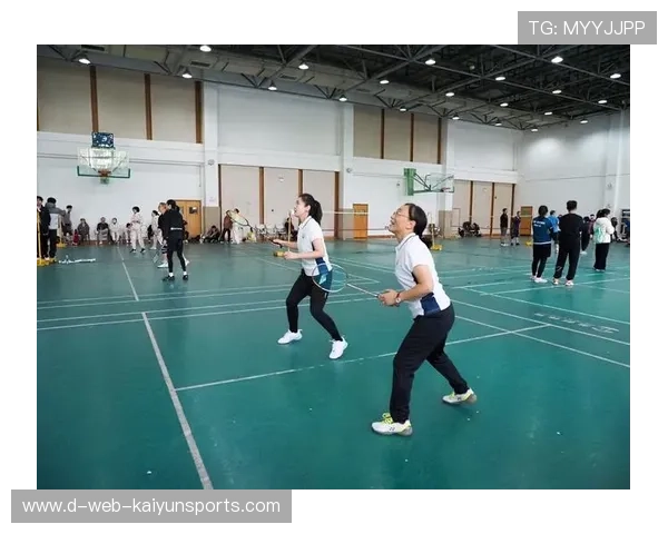 羽毛球训练营通过赛事回放分析帮助学员改进技术，羽毛球小组赛回放